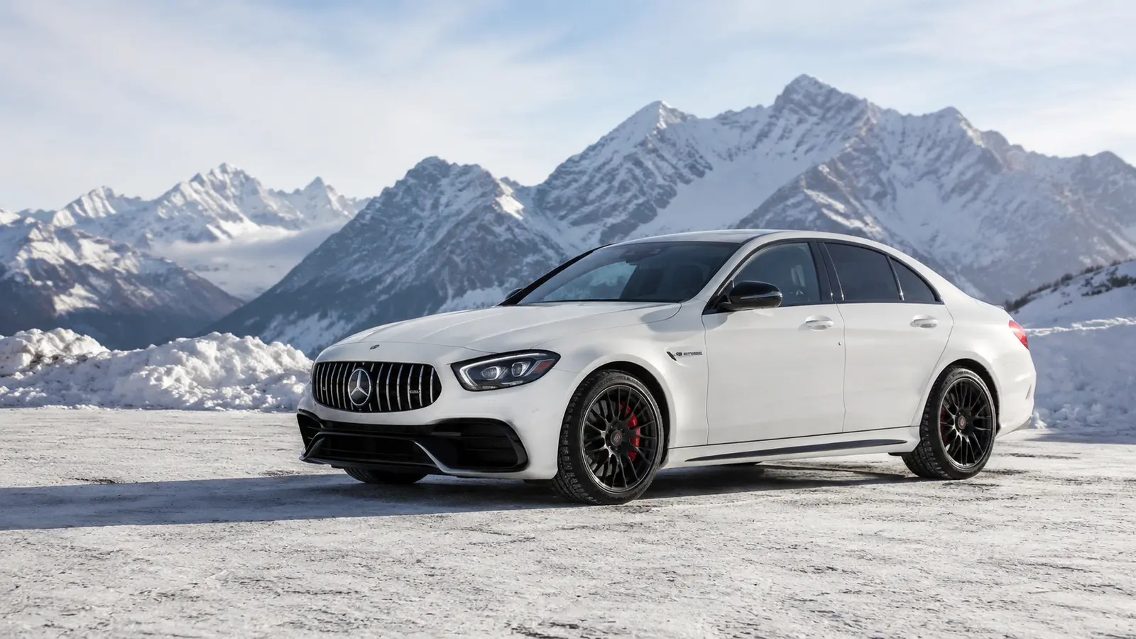 АВТО 1000865 белый Mercedes C63 на зимней дороге