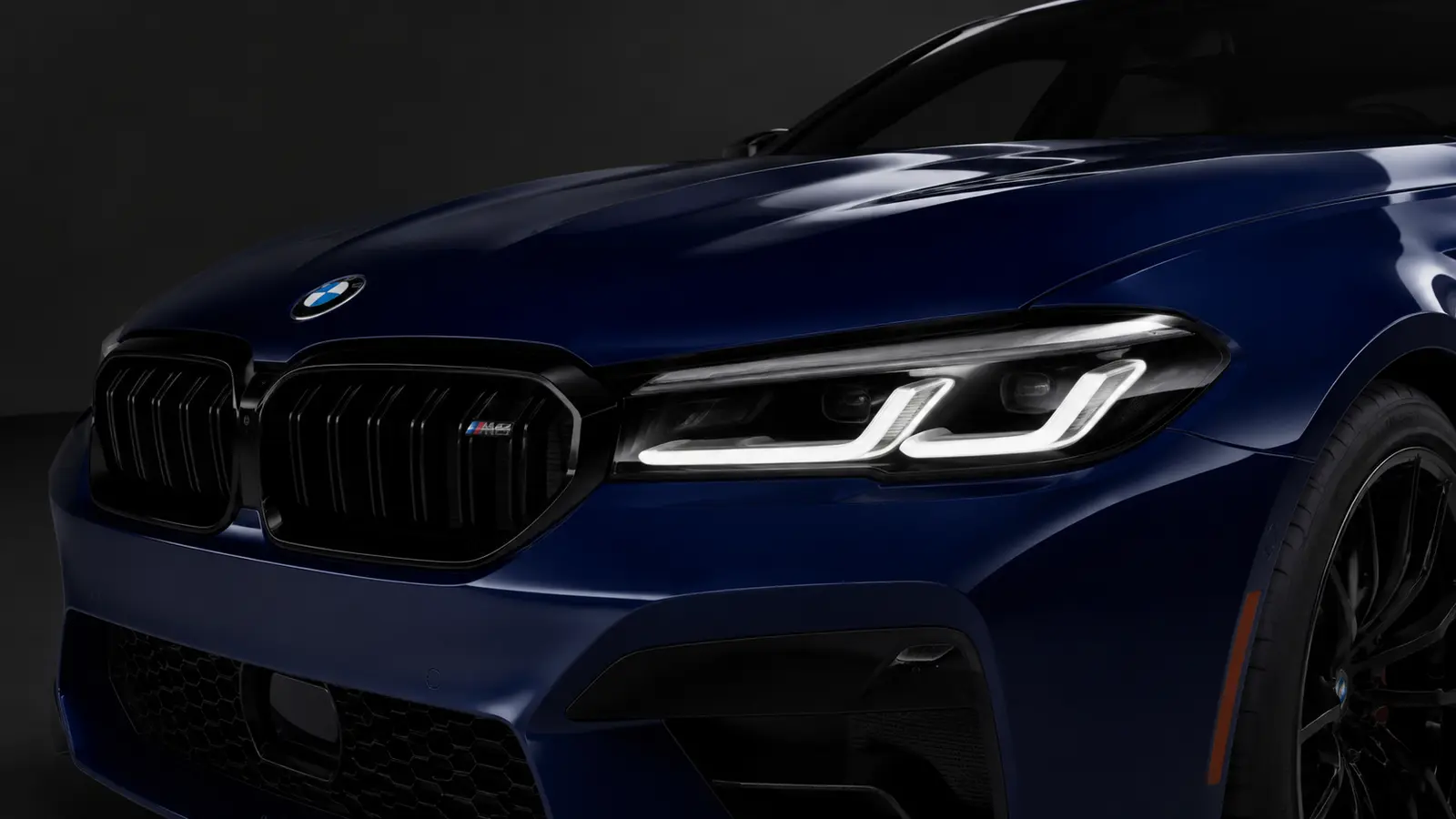 АВТО 1001847 синий BMW M5 крупный план фары