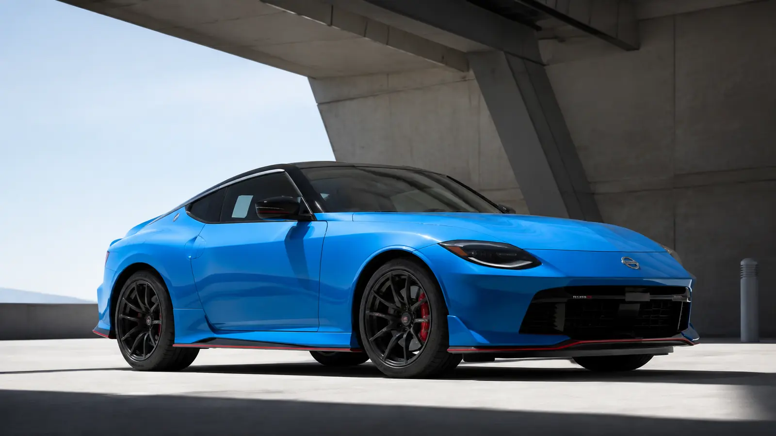 АВТО 1002258 голубой Nissan Z Nismo крупно под архитектурными тенями