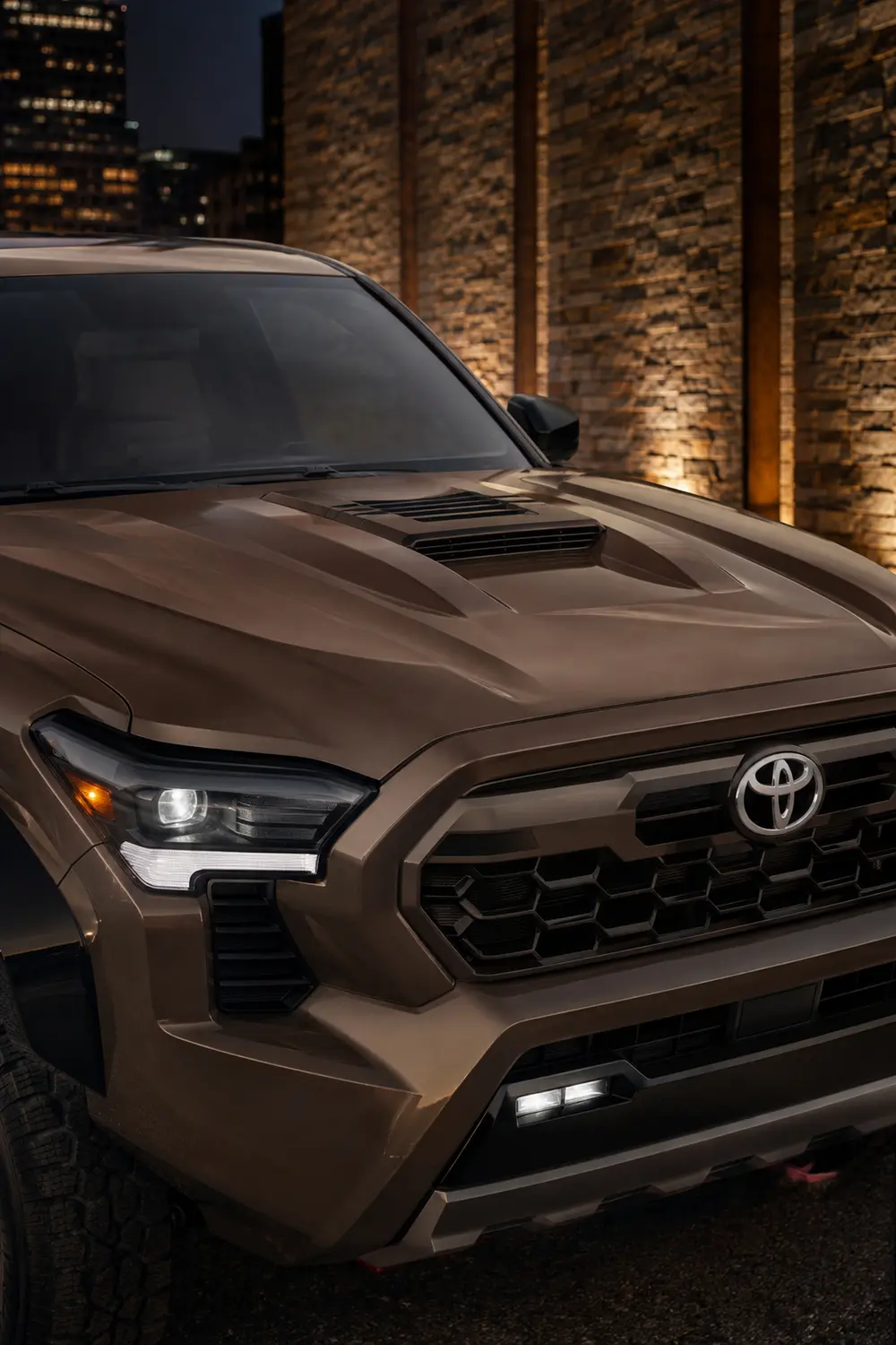 АВТО 1003807 бронзовый Toyota Tacoma TRD Pro крупно капот и решётка