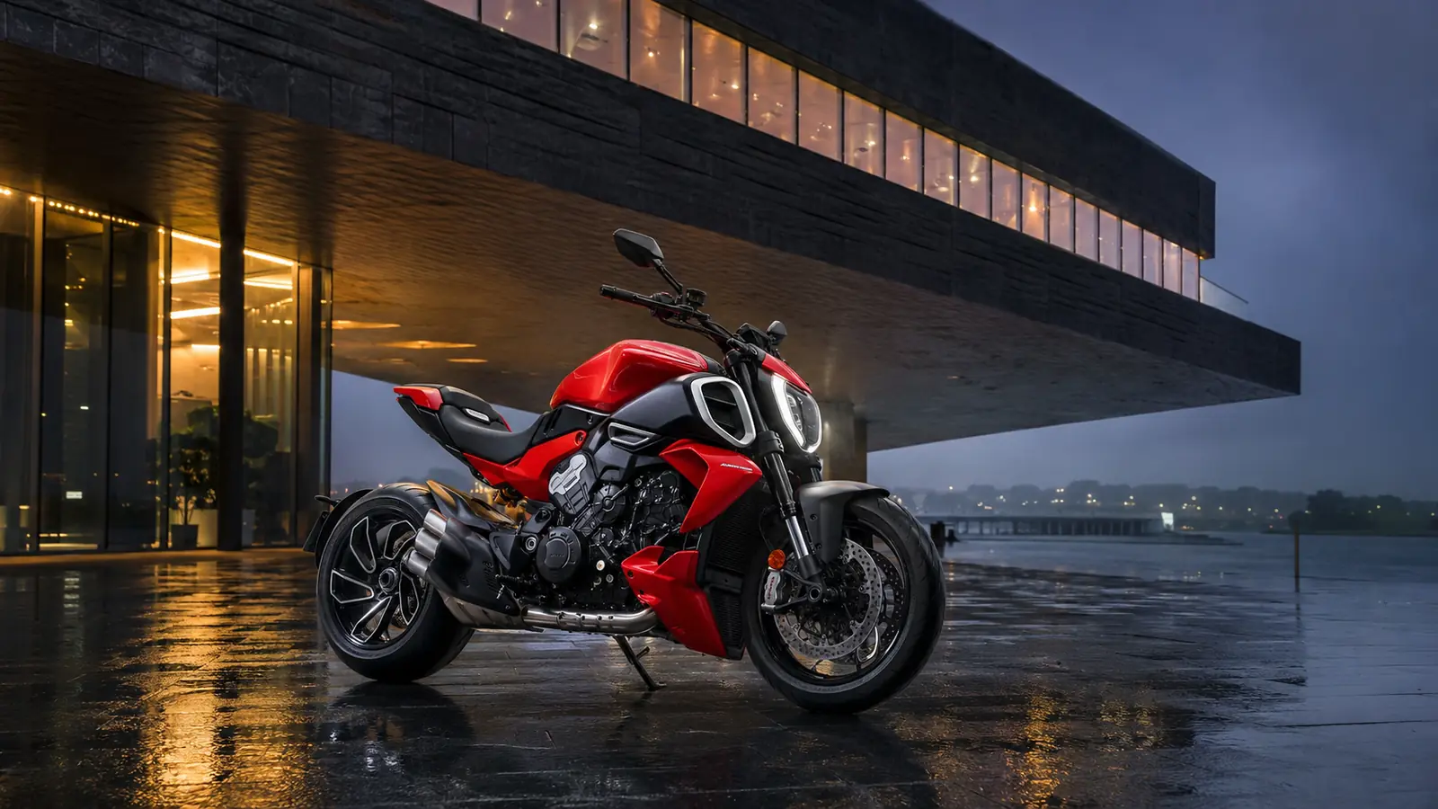 АВТО 1003409 красный Ducati Diavel V4 у концертного зала
