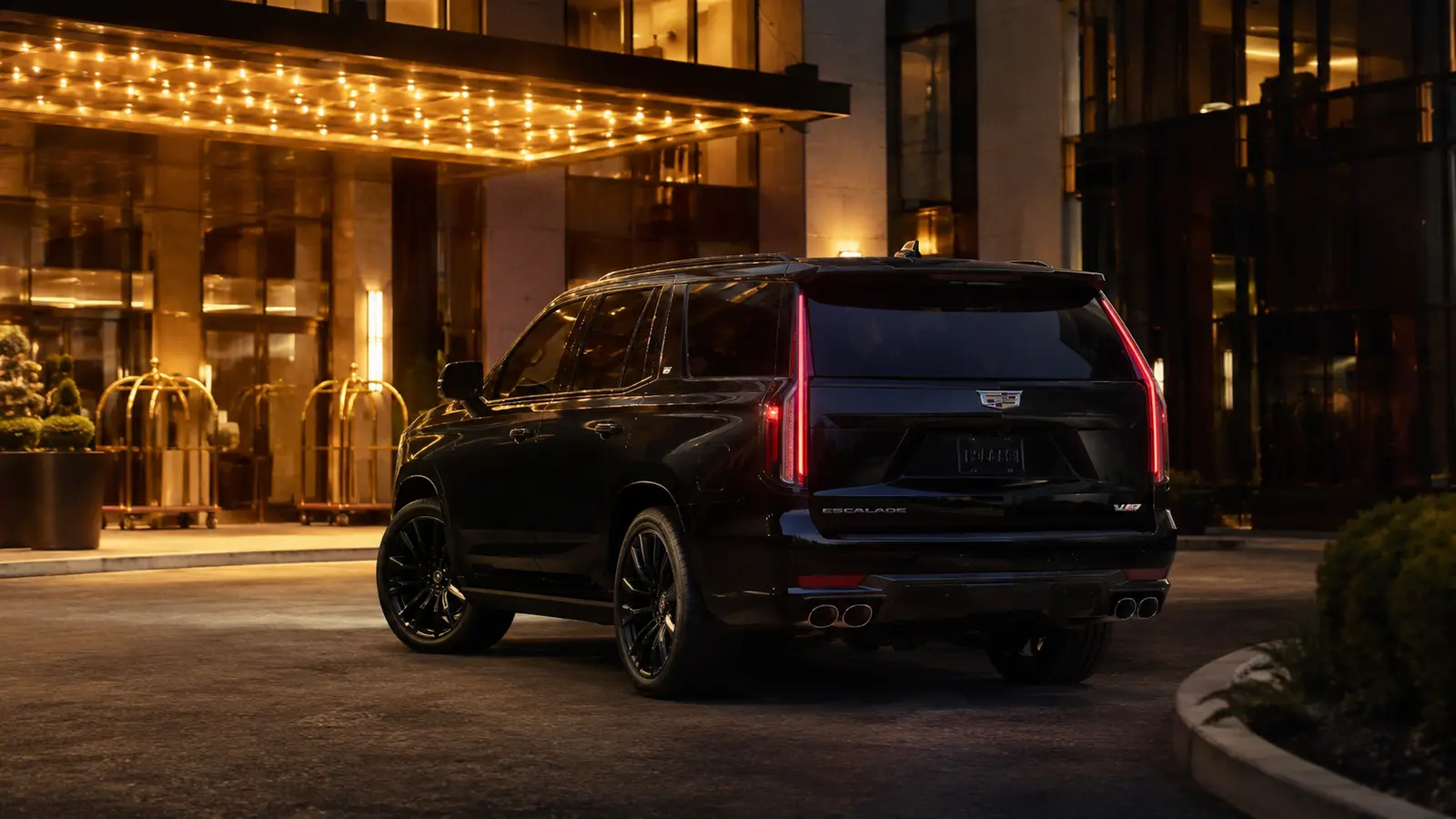 АВТО 1001046 чёрный Cadillac Escalade у премиального отеля