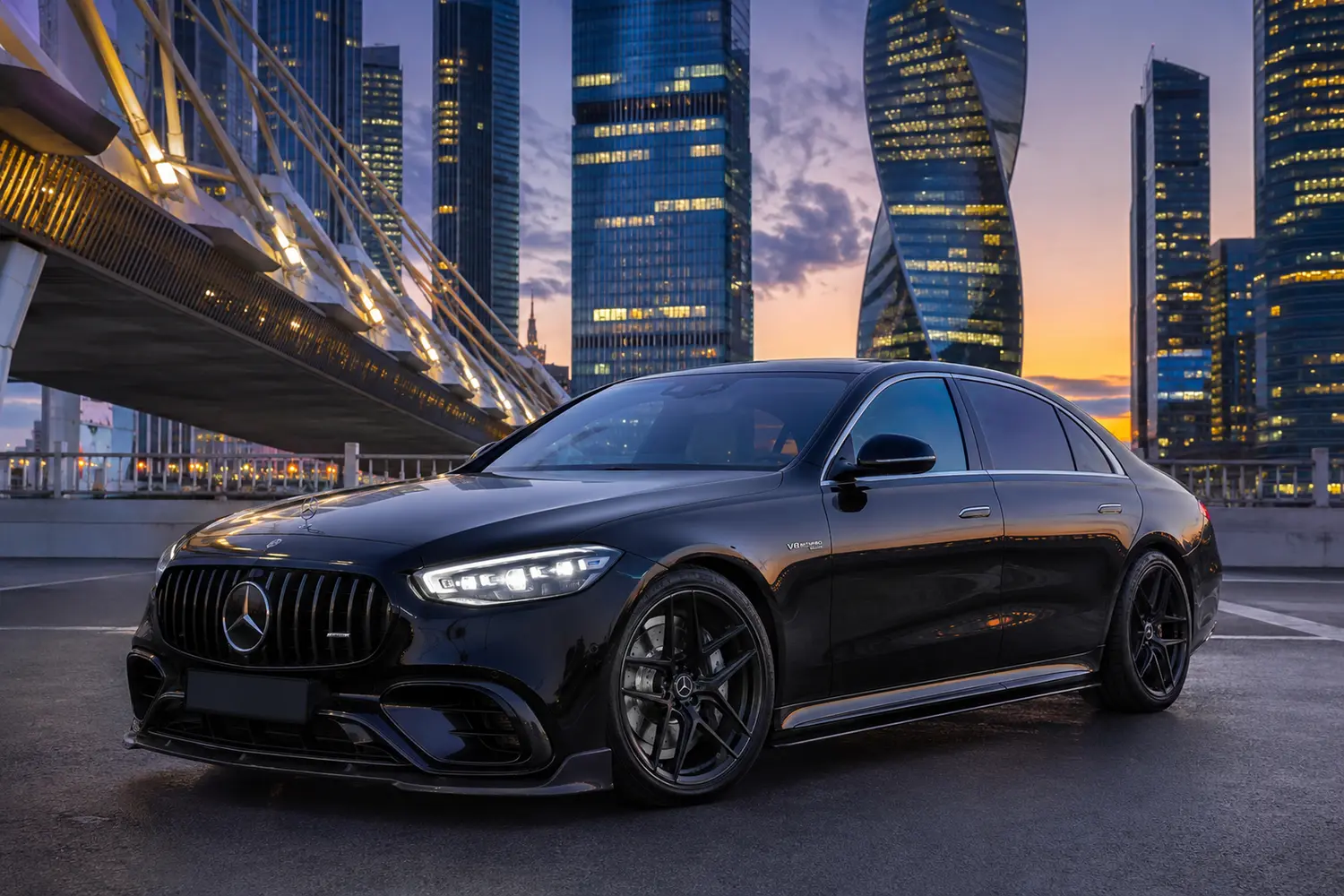 АВТО 1003813 чёрный Mercedes-AMG S 63 у моста Багратион в Москве