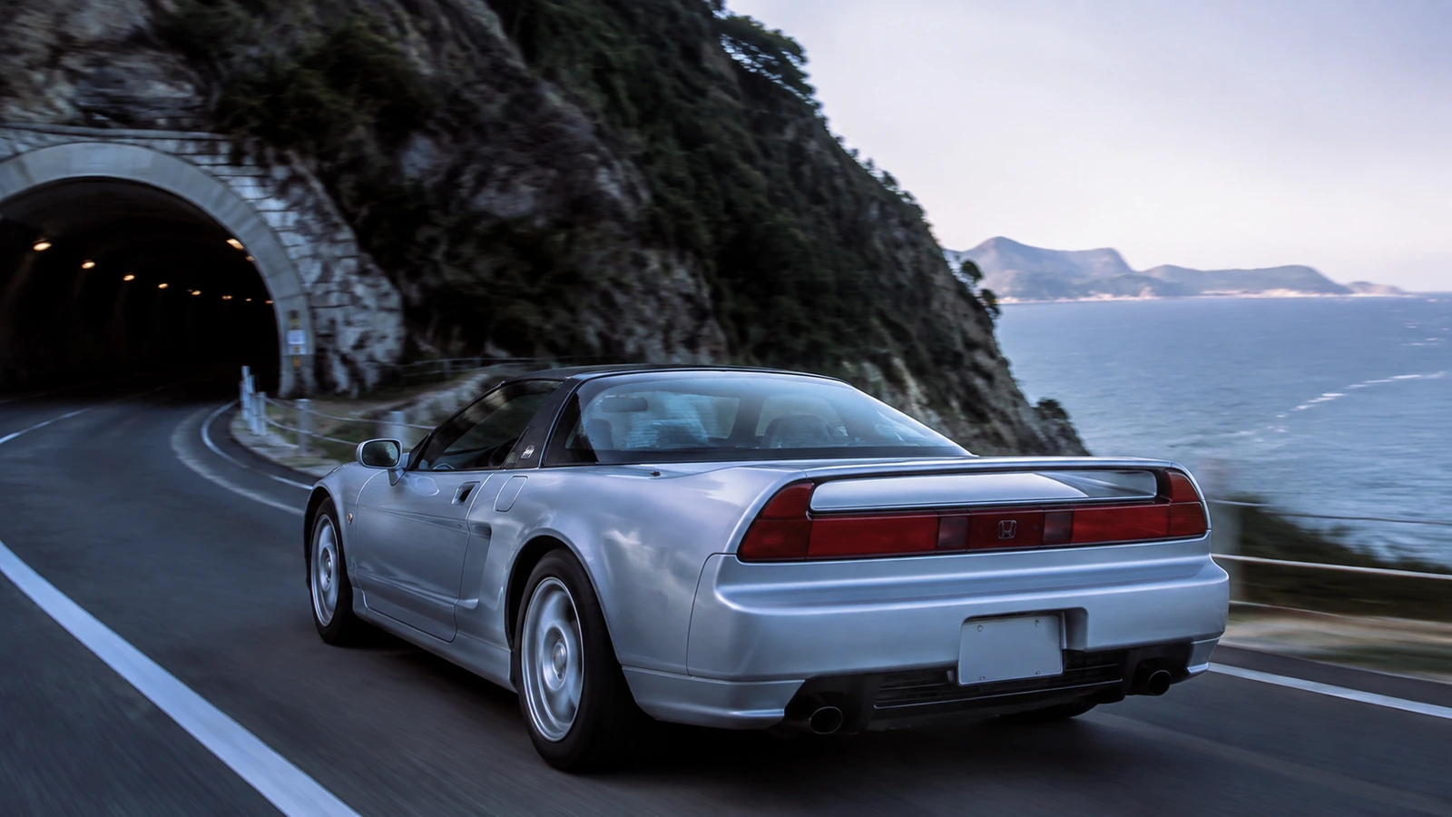 АВТО 1000750 серебристый Honda NSX у тоннеля в стиле 90-х