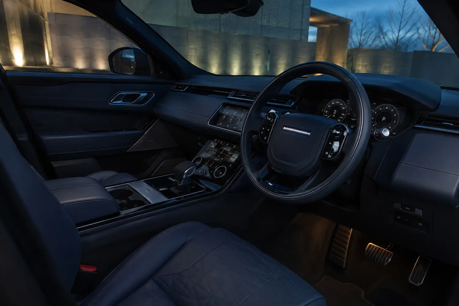 АВТО 1003786 синий Range Rover Velar в пустом люксовом салоне