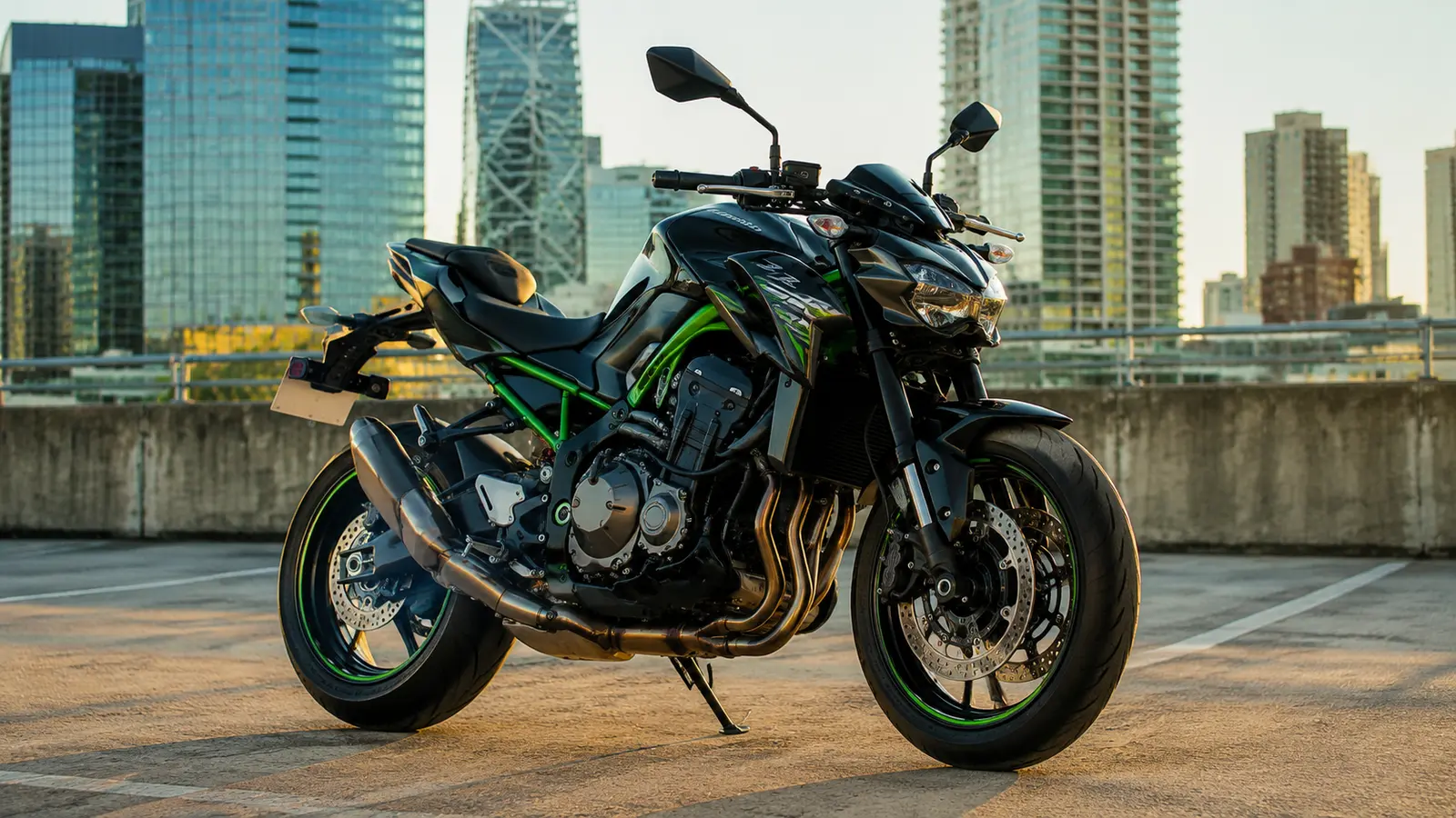 АВТО 1001630 Kawasaki Z900 на крыше паркинга