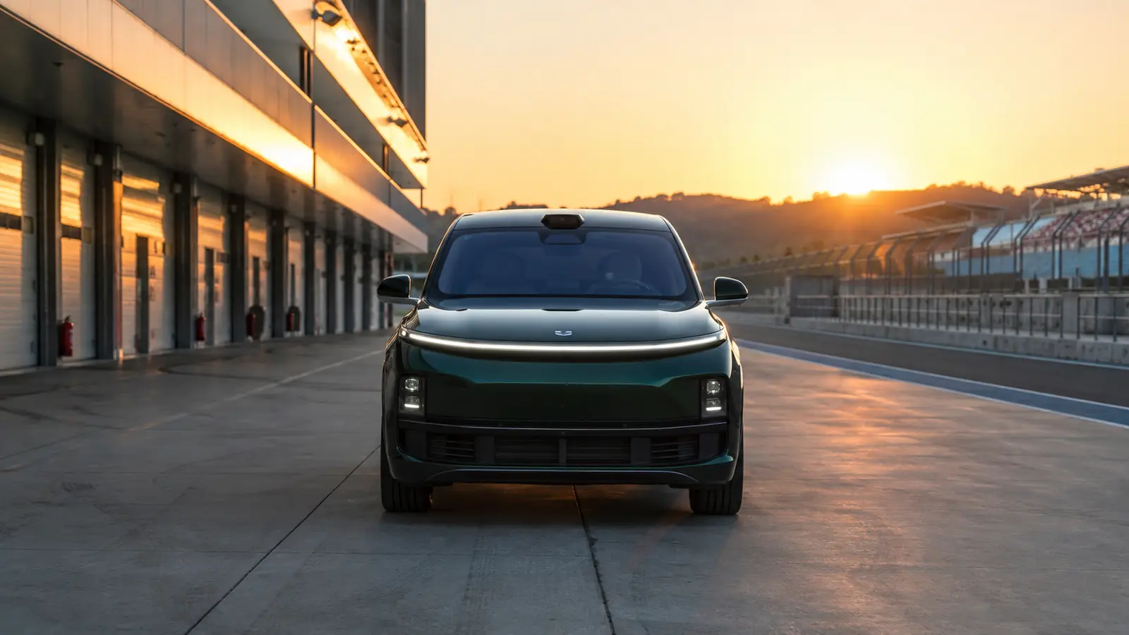 АВТО 1002305 тёмно-зелёный Li Auto L9 крупно на вечернем автодроме
