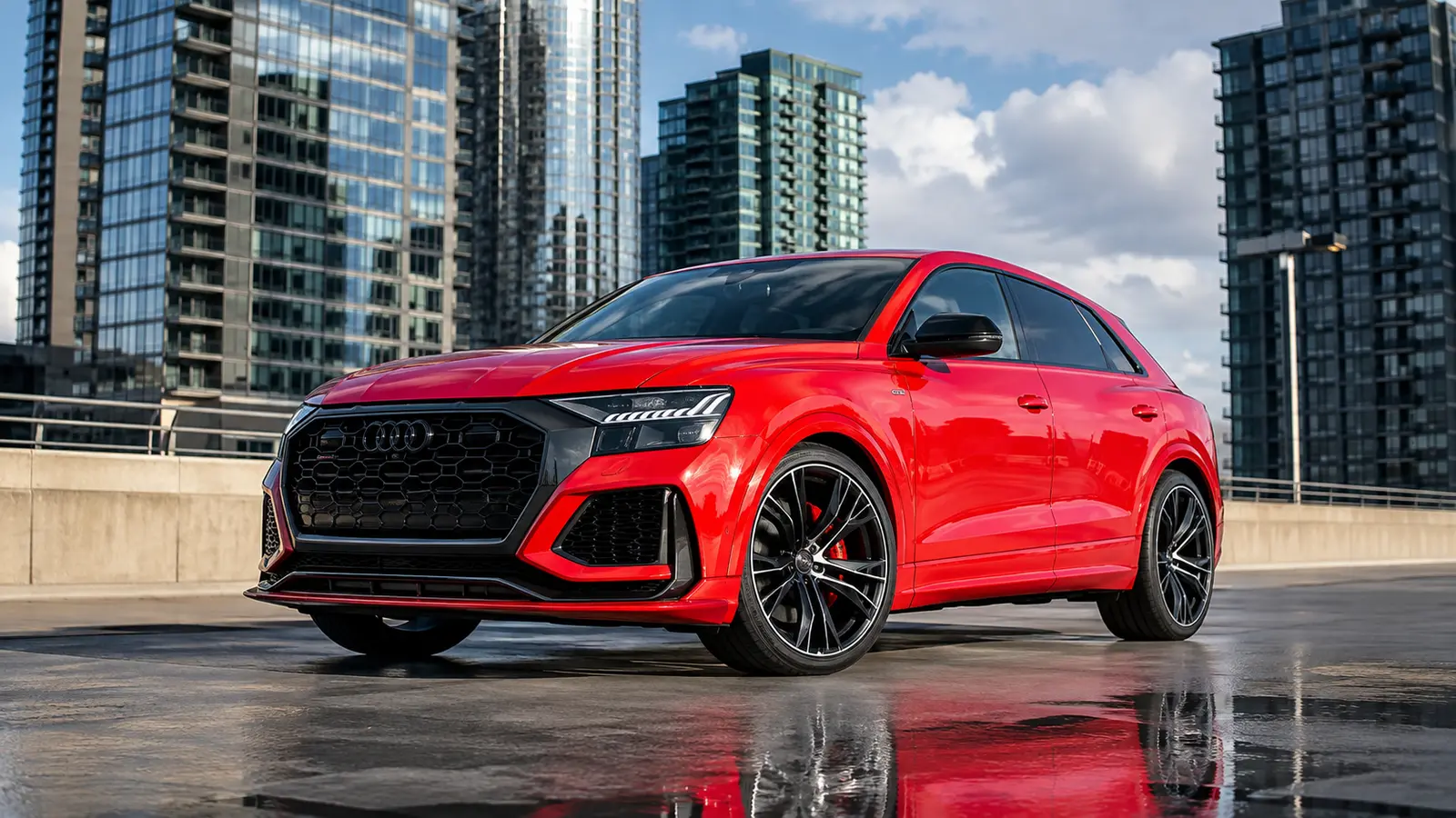 АВТО 1000526 серый Audi RS Q8 у современного дома