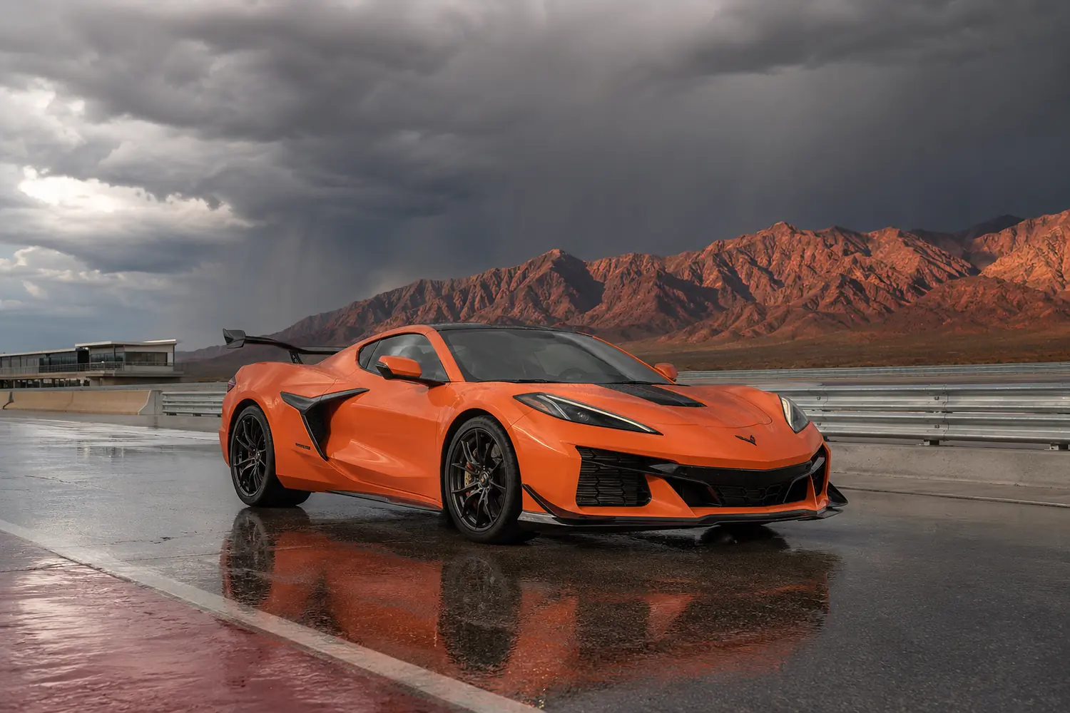 АВТО 1003665 оранжевый Chevrolet Corvette ZR1 на мокром автодроме