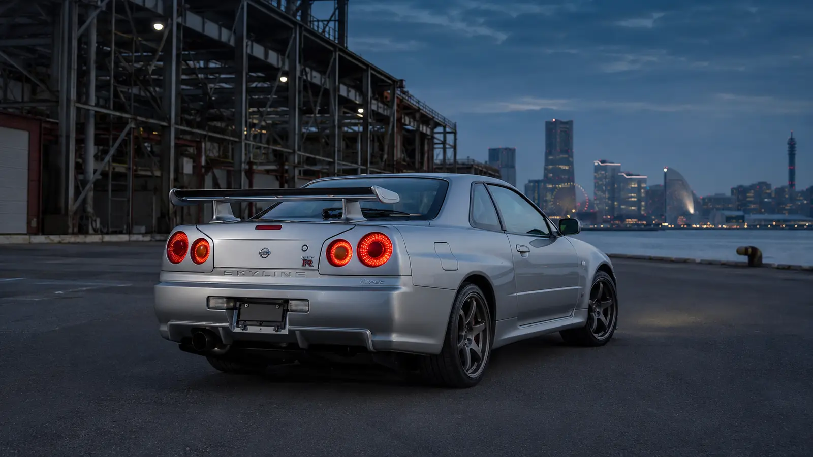 АВТО 1001957 серебристый Nissan Skyline GT-R R34 у городского порта