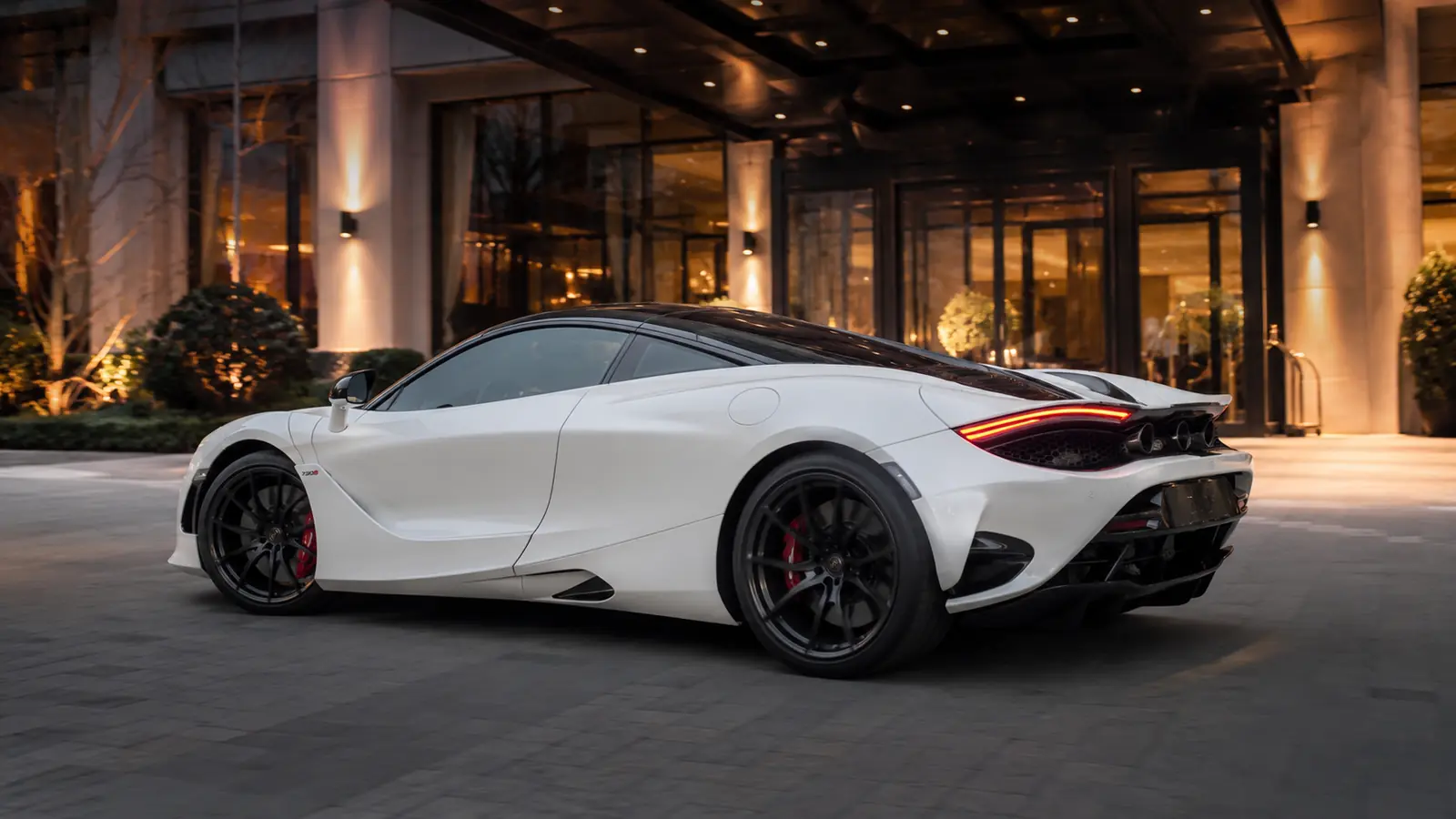 АВТО 1002249 белый McLaren 750S крупно у премиального отеля