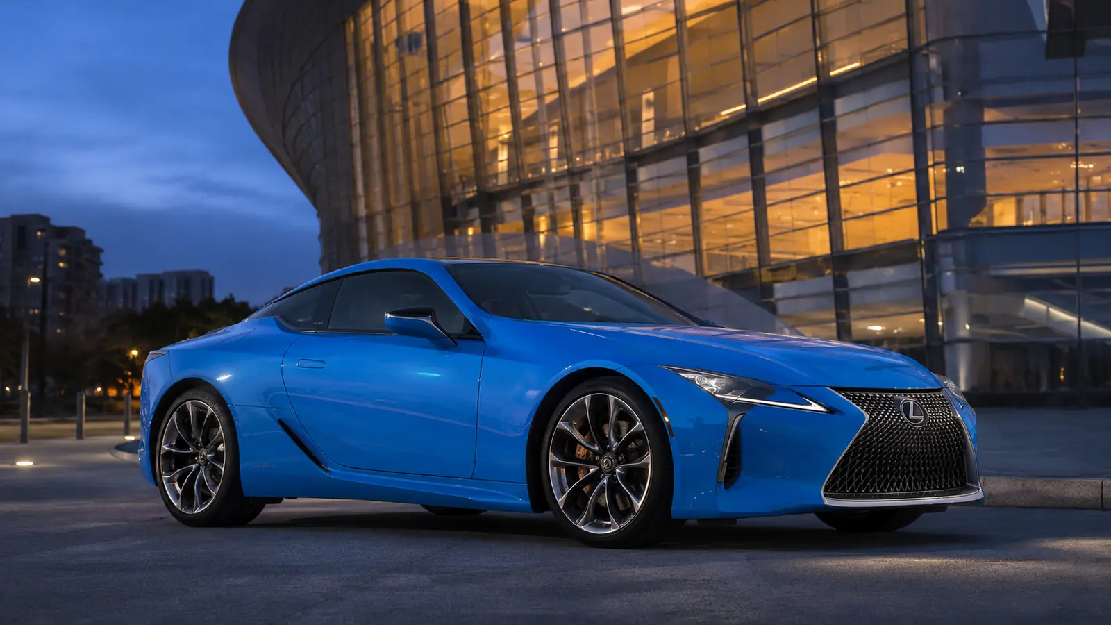 АВТО 1002251 голубой Lexus LC 500 крупно у концертного центра