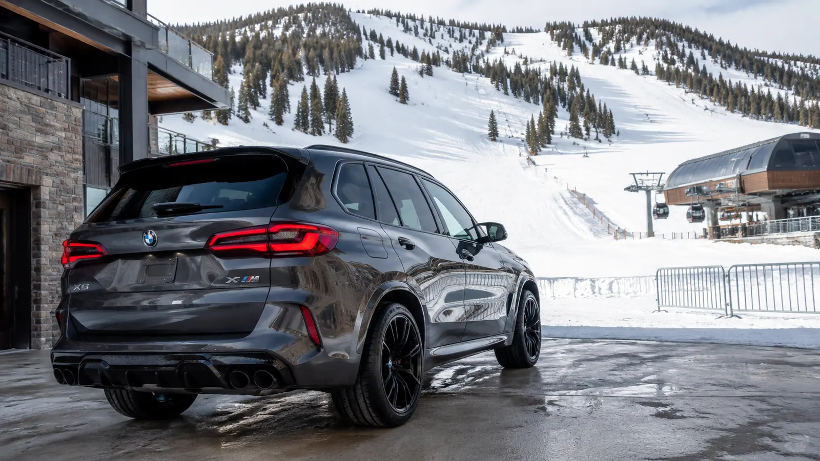АВТО 1001489 Серый BMW X5 M Competition у лыжного курорта