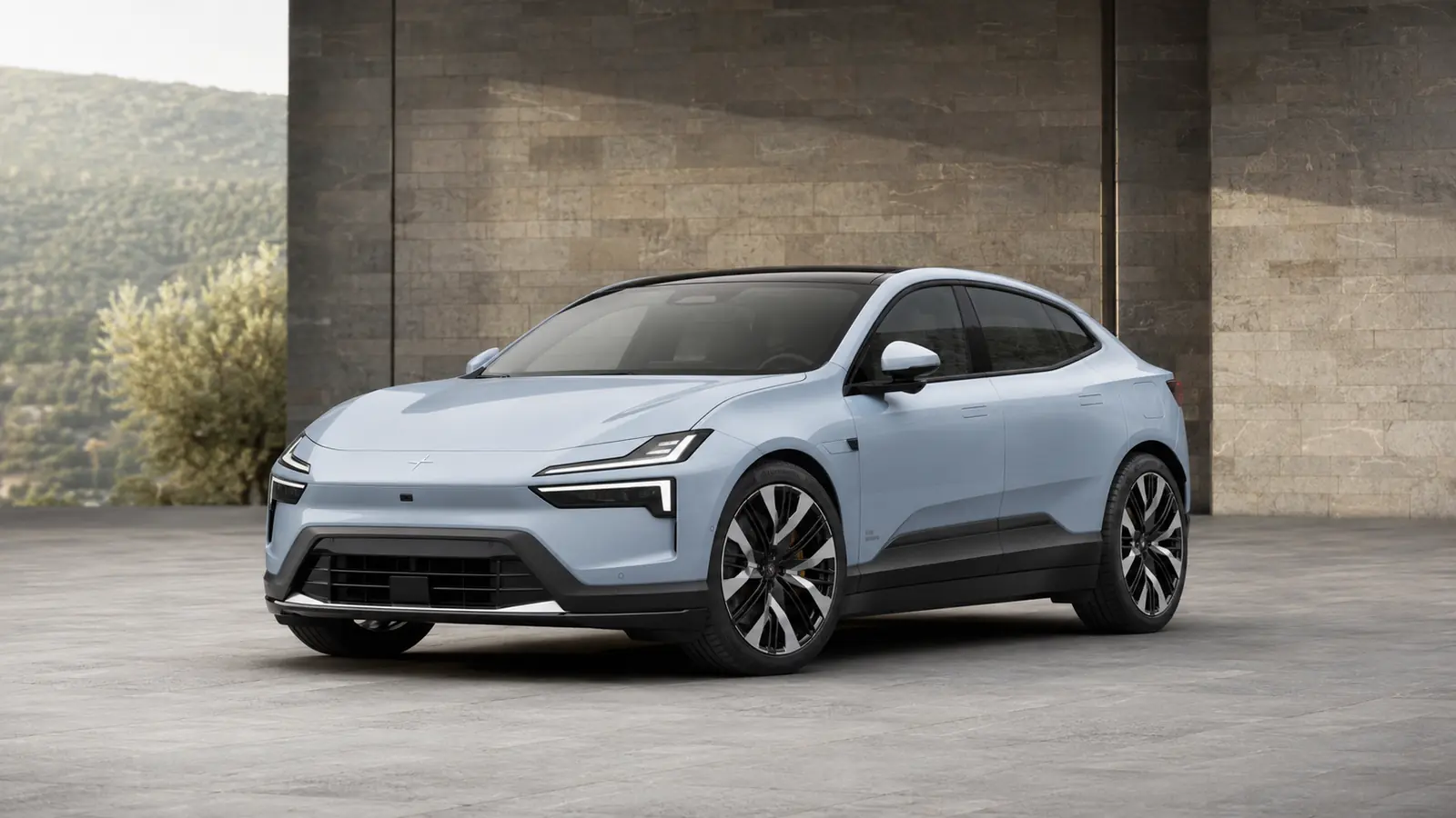 АВТО 1002791 голубой Polestar 4 крупно в современном каменном дворе