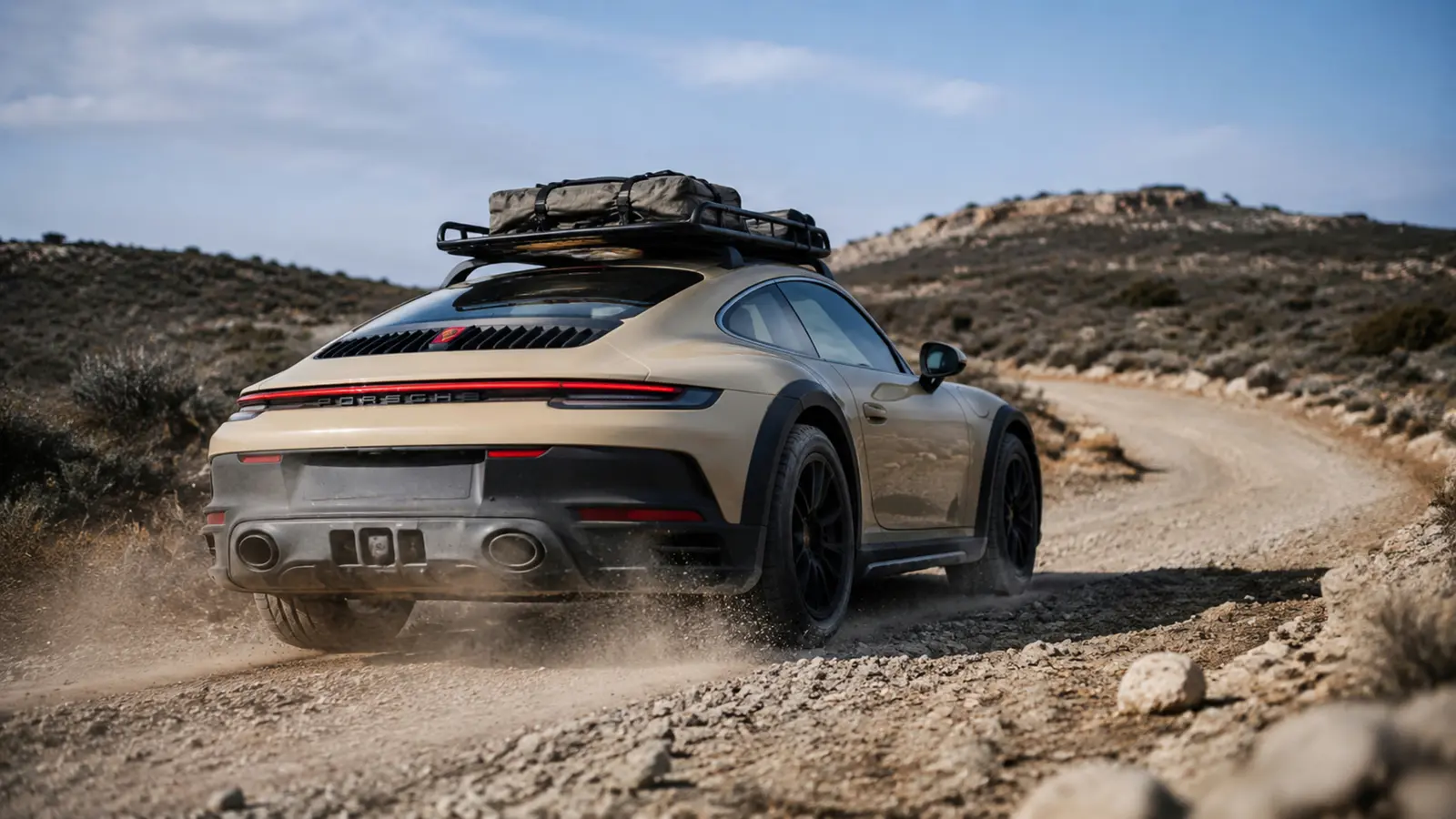 АВТО 1002884 бежевый Porsche 911 Dakar крупно на гравийной дороге