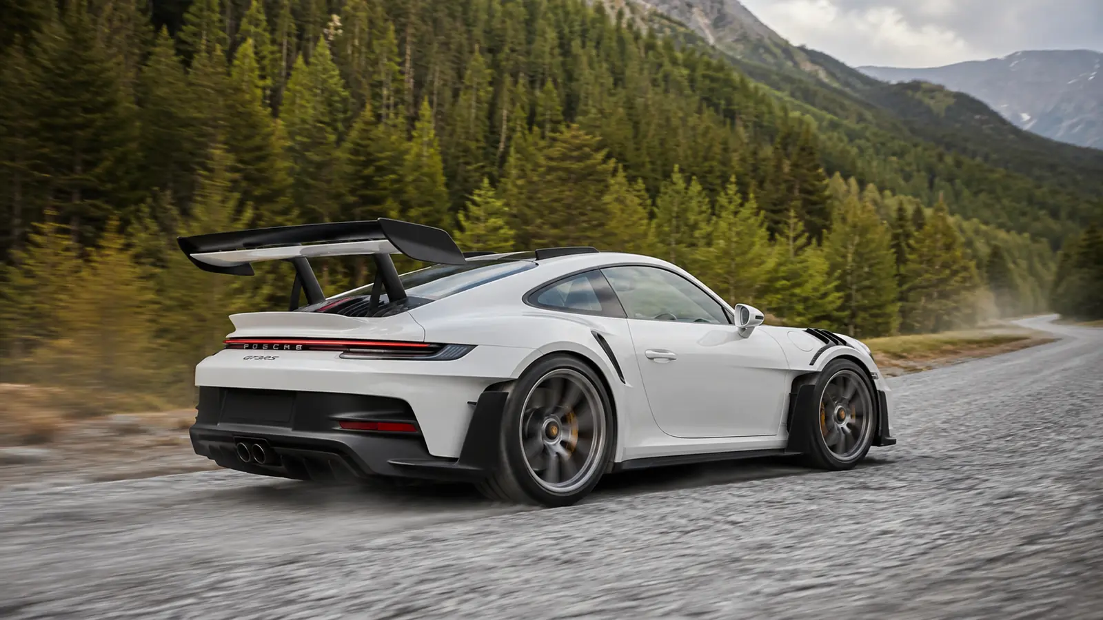 АВТО 1002203 белый Porsche 911 GT3 RS крупно в лесной долине