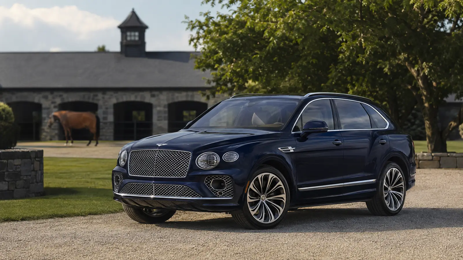 АВТО 1001071 тёмно-синий Bentley Bentayga у загородной усадьбы