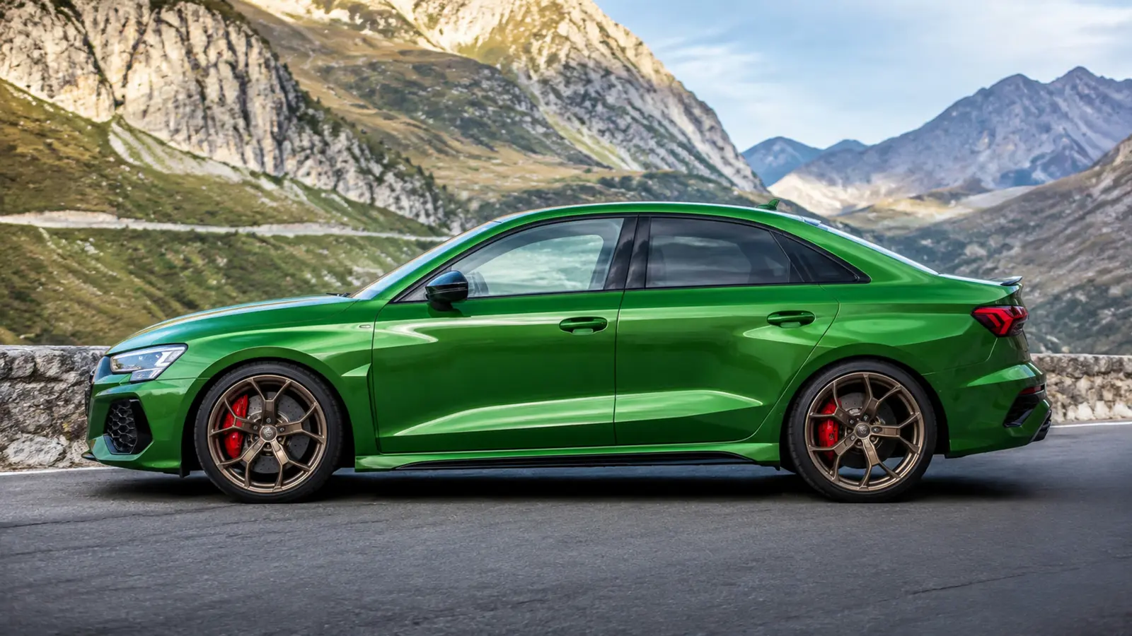 АВТО 1002999 зелёный Audi RS 3 крупно цельный боковой профиль на горном перевале