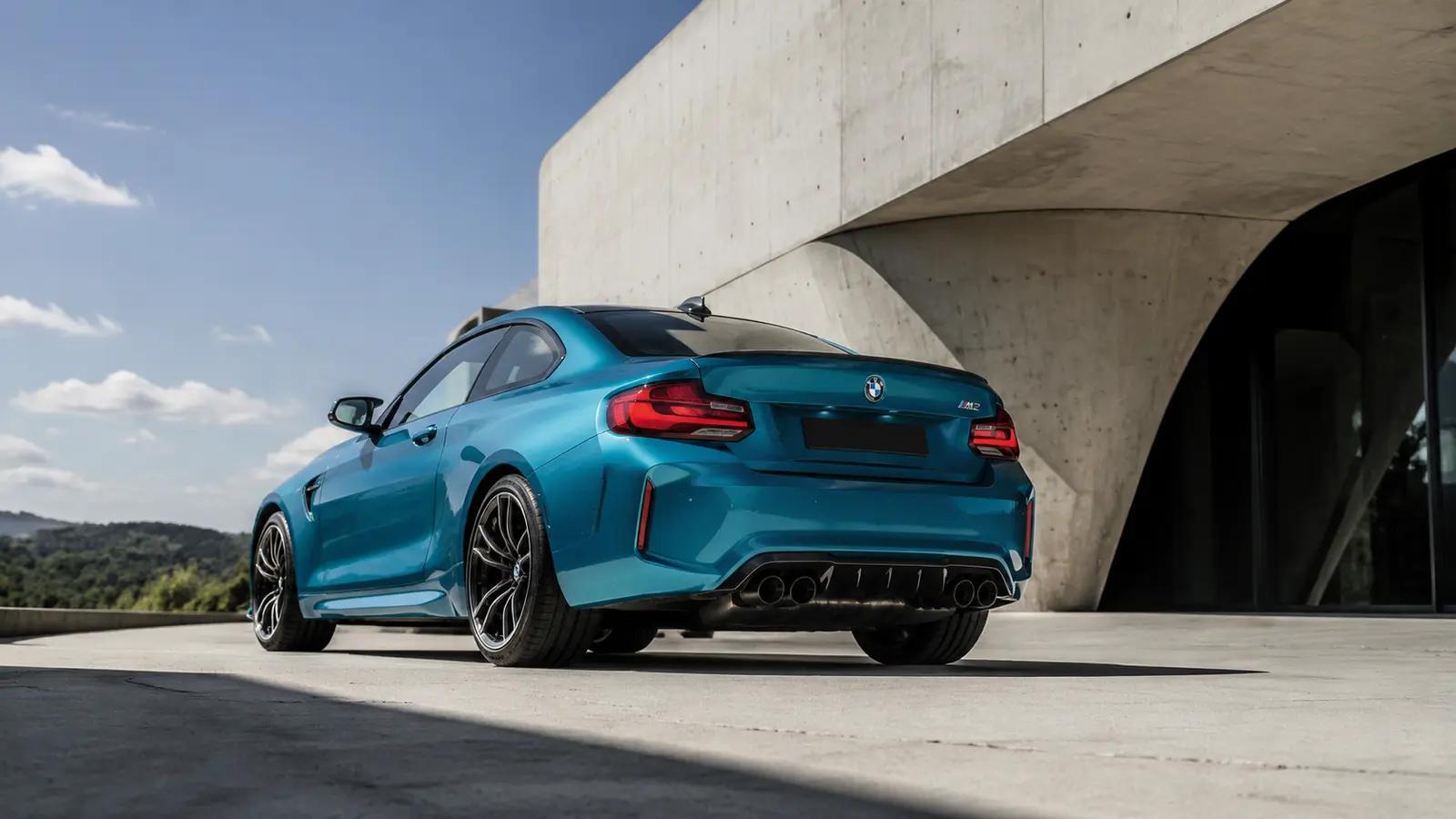 АВТО 1000837 синий BMW M2 у бетонной галереи