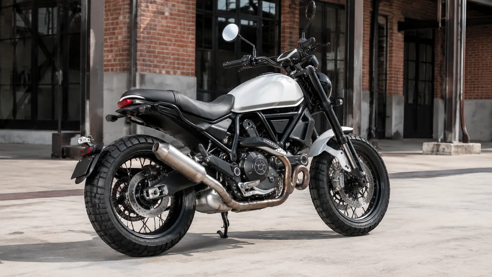 АВТО 1001616 Ducati Scrambler в индустриальном дворе
