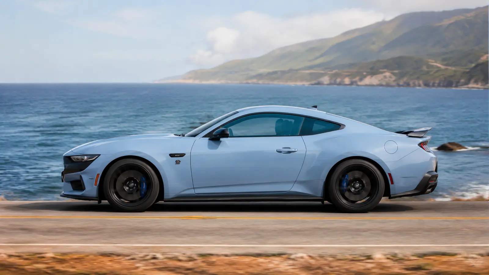 АВТО 1002746 голубой Ford Mustang Dark Horse крупно на дороге у океана