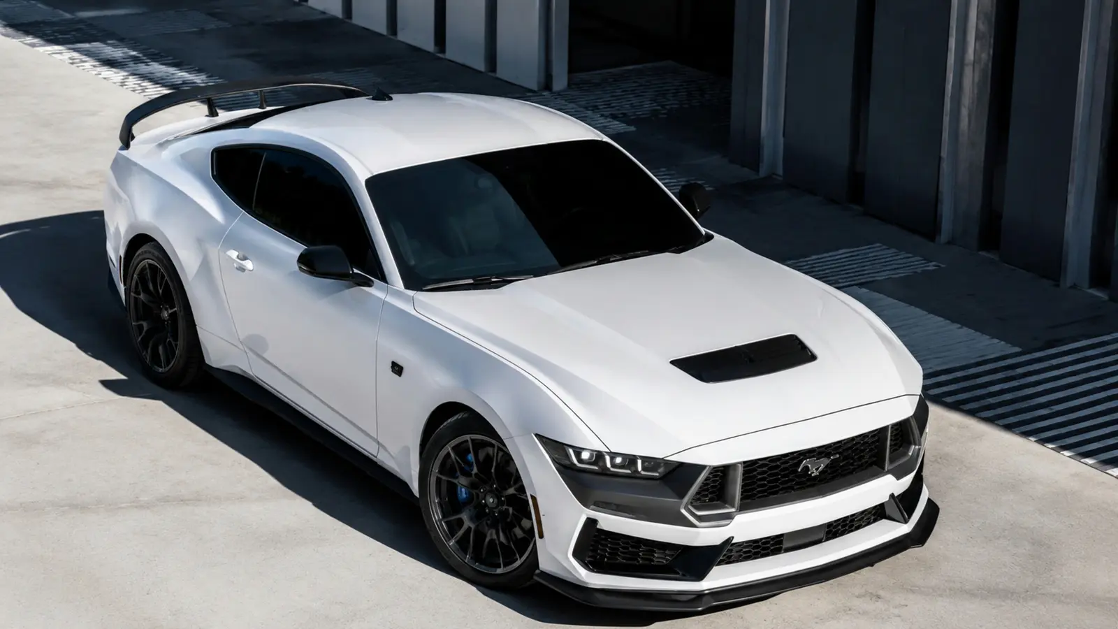 АВТО 1002963 белый Ford Mustang Dark Horse крупный высокий ракурс у современной логистической архитектуры