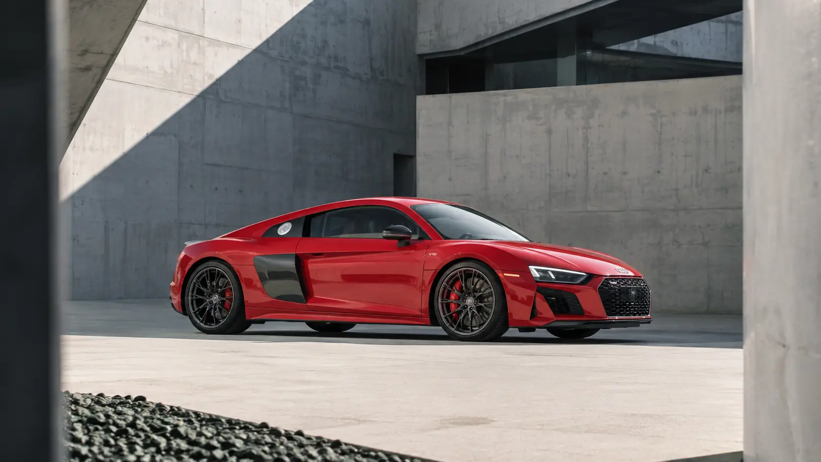 АВТО 1001115 красный Audi R8 у бетонного музея