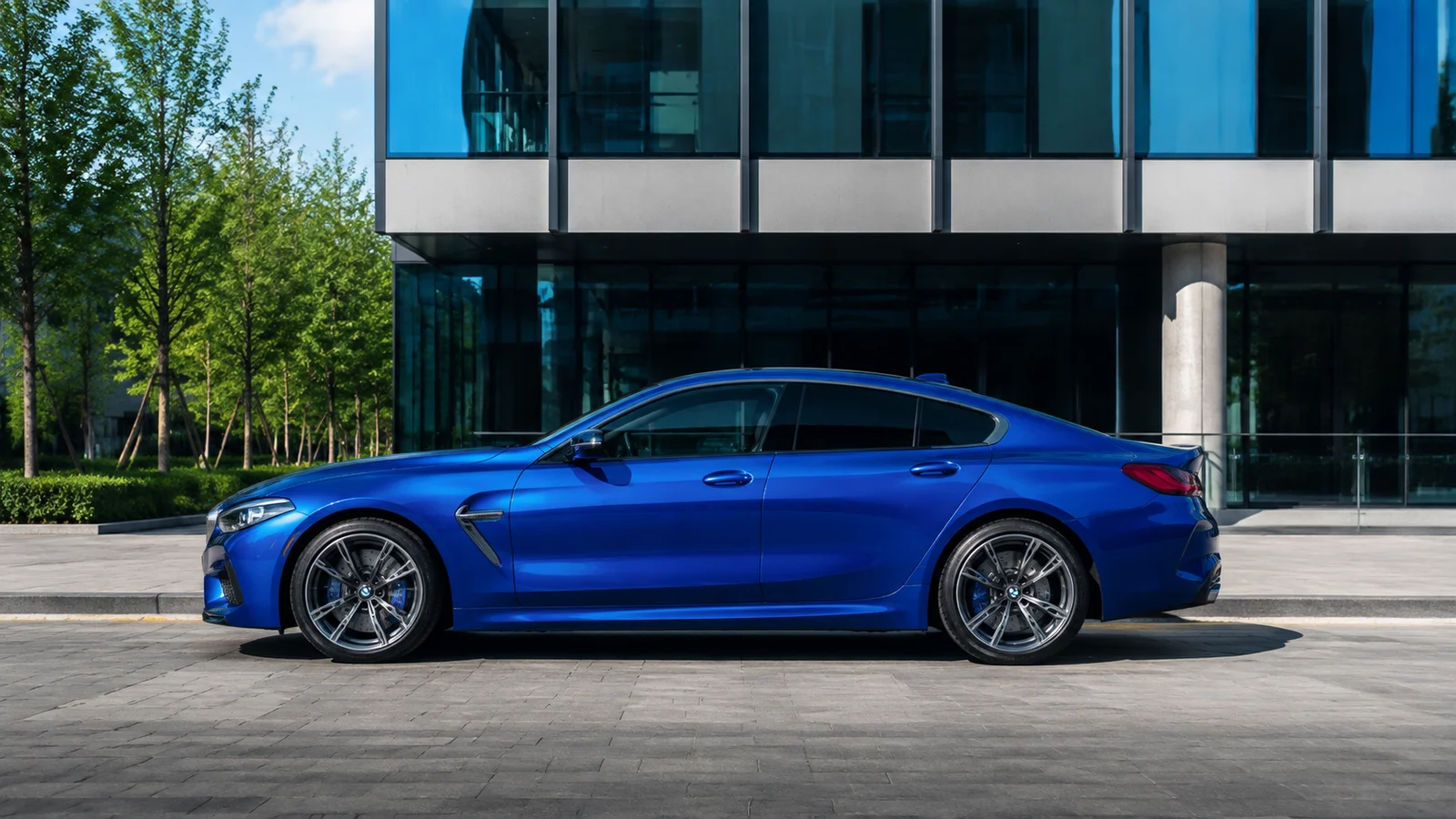 АВТО 1001230 синий BMW M8 Gran Coupe у бизнес-квартала