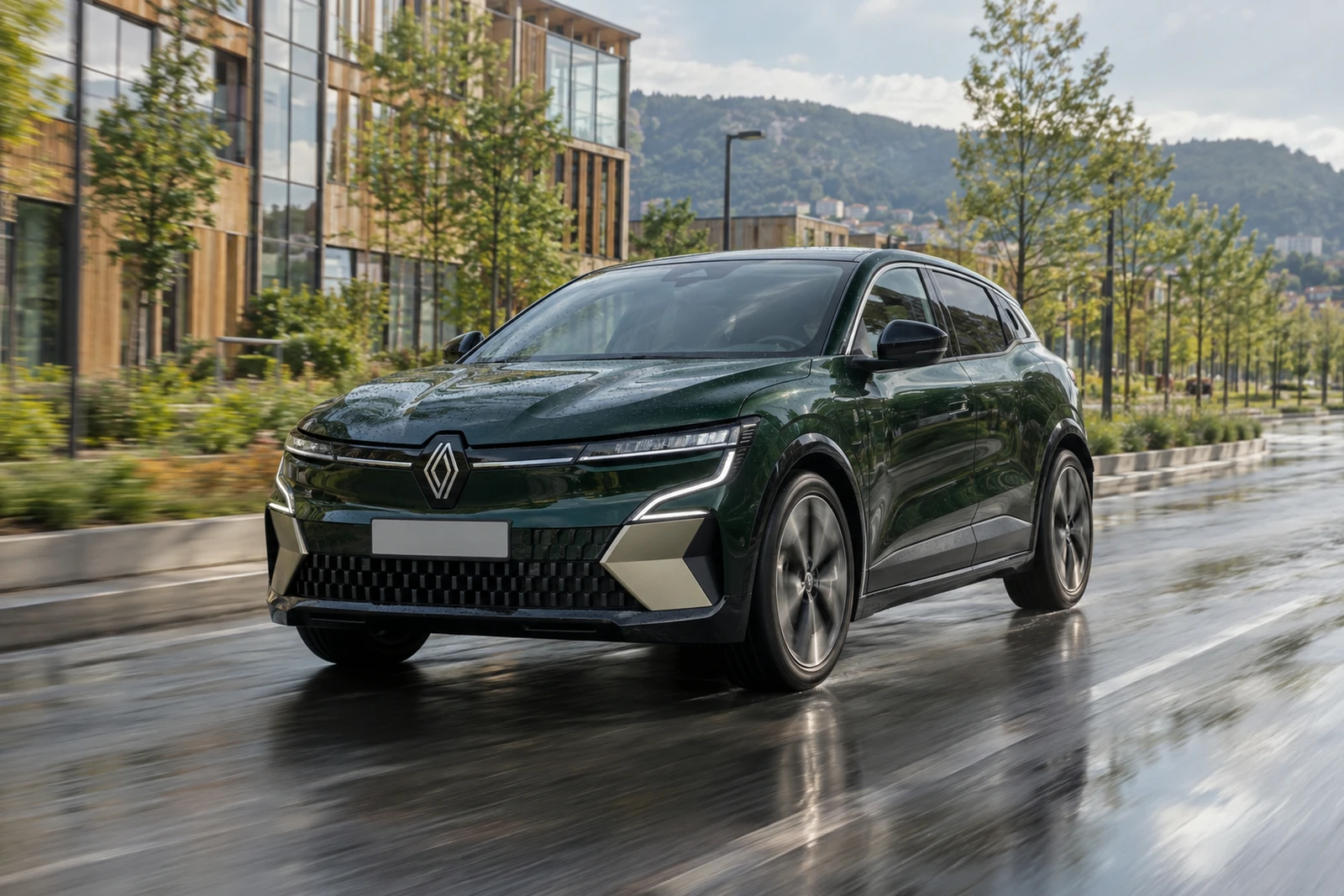 АВТО 1007622 зелёный Renault Megane E-Tech на городском бульваре