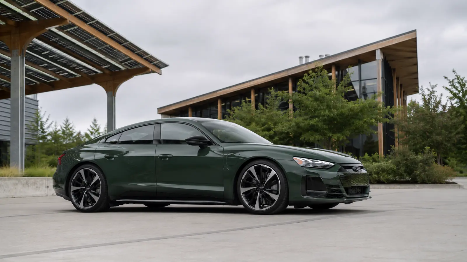 АВТО 1001586 Зелёный Audi RS e-tron GT у кампуса чистой энергетики