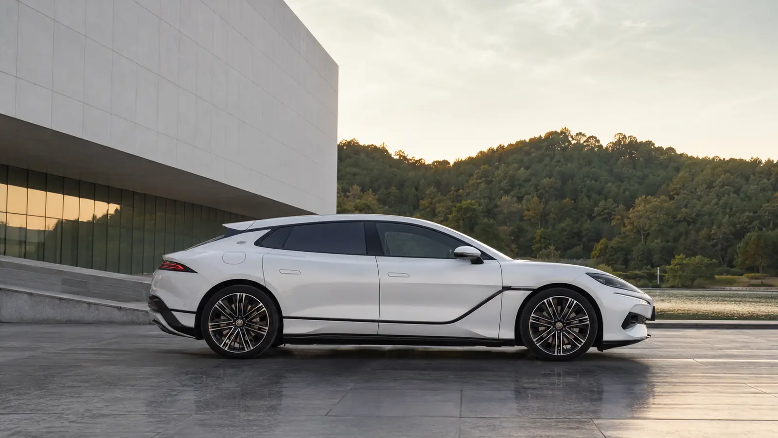 АВТО 1002242 белый Denza Z9 GT крупно у современного музея