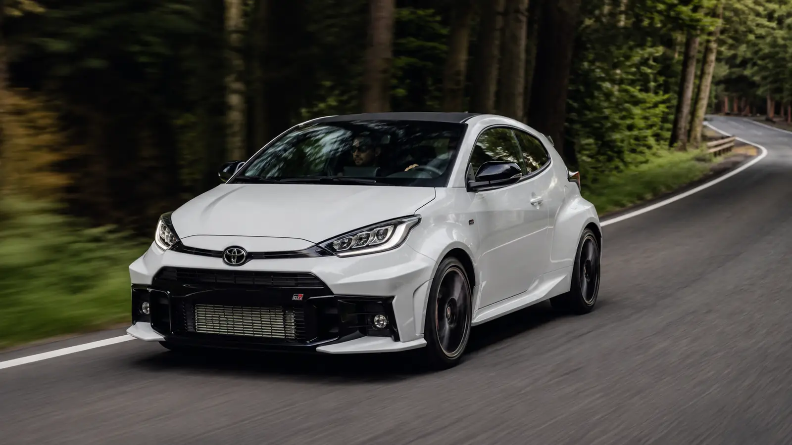 АВТО 1002440 белый Toyota GR Yaris на лесной дороге