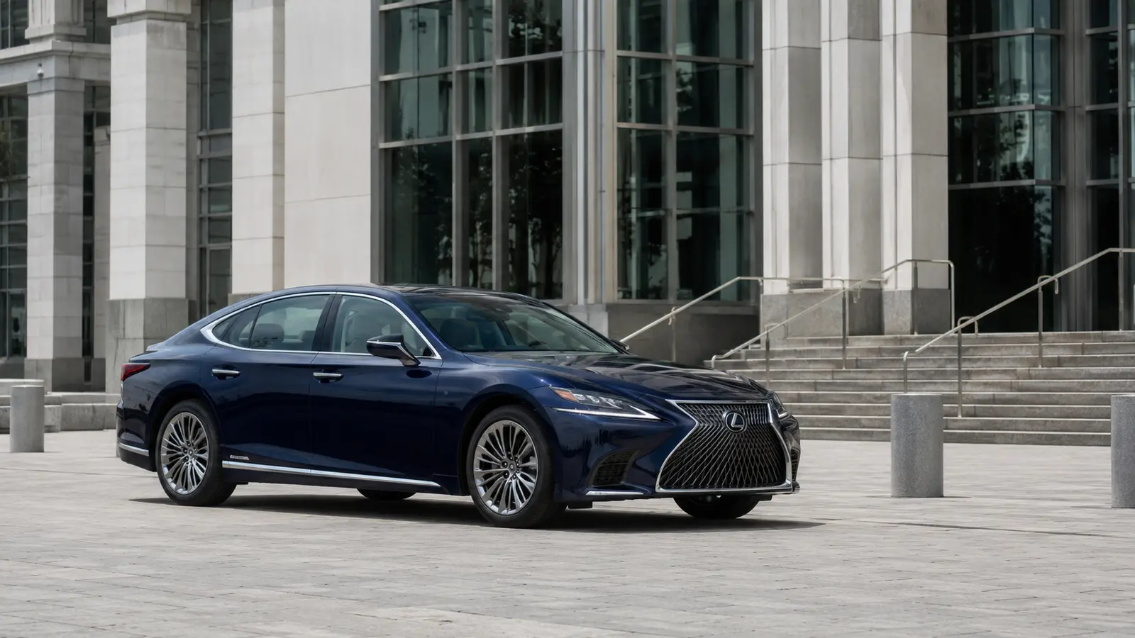 АВТО 1001583 Тёмно-синий Lexus LS у современного здания суда