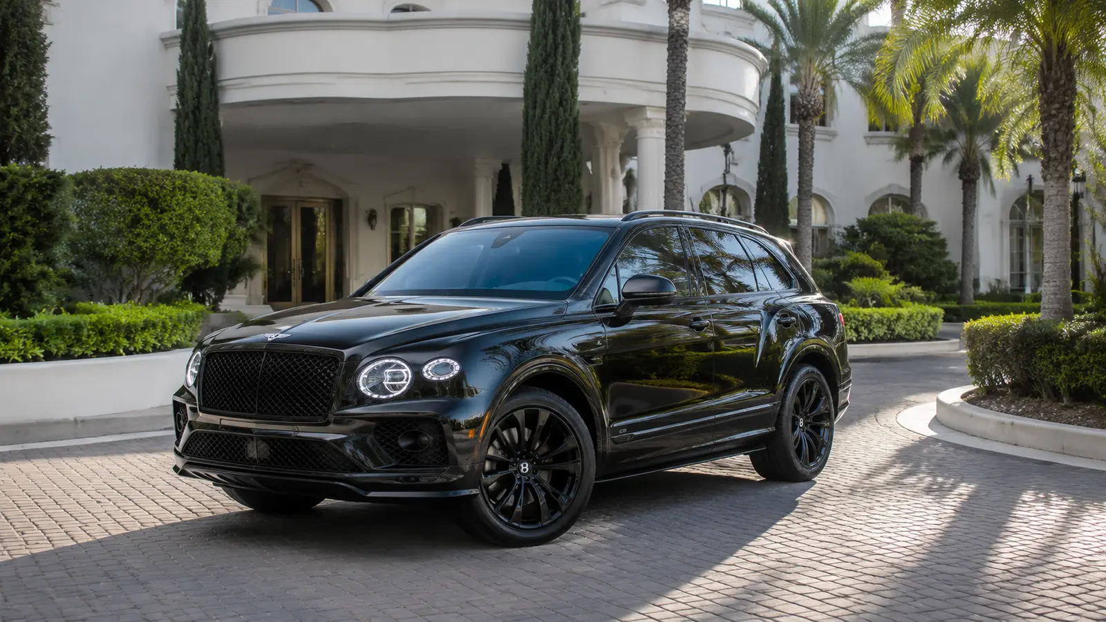 АВТО 1000491 чёрный Bentley Bentayga S у отеля