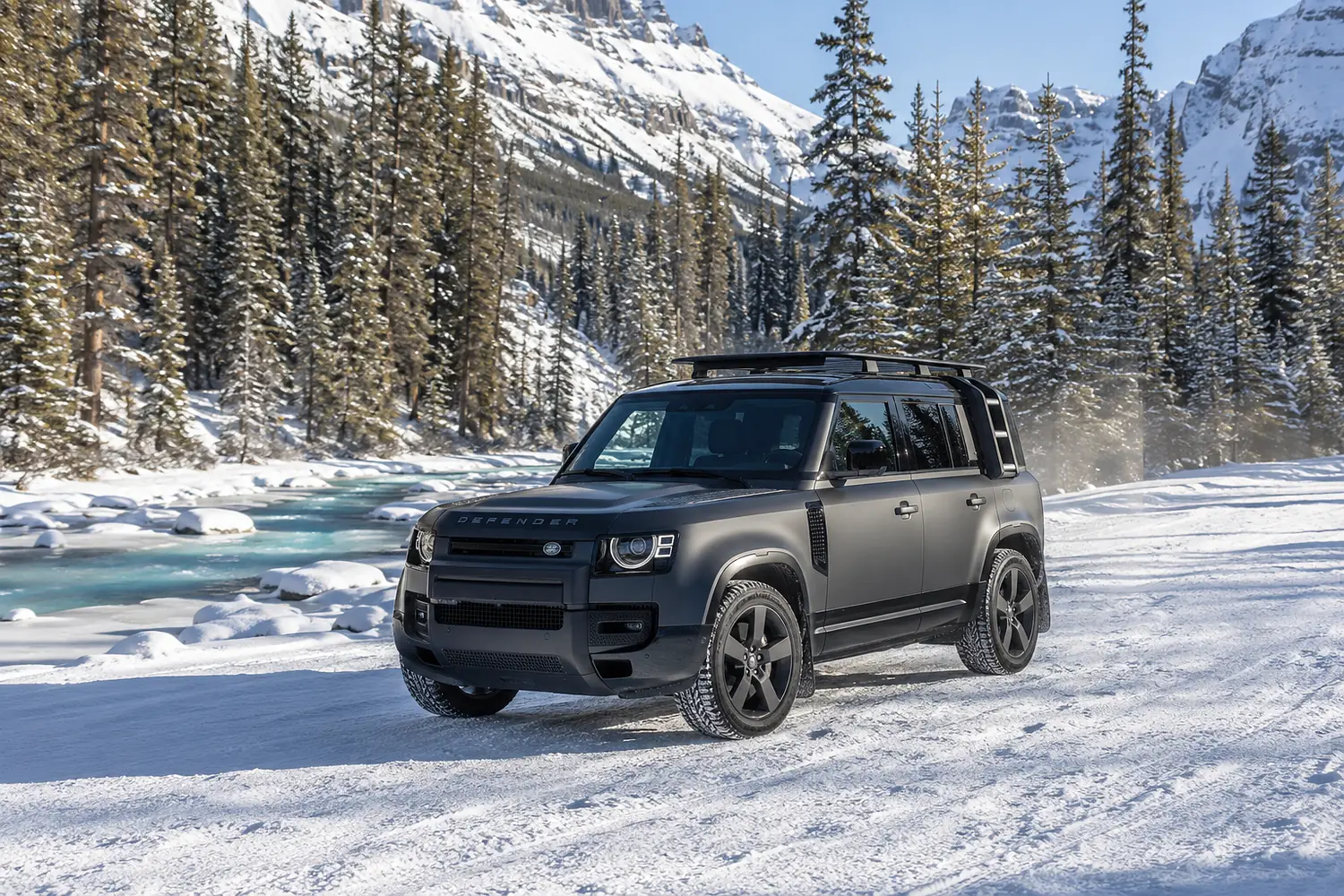 АВТО 1003685 серый Land Rover Defender 110 V8 у замёрзшей реки
