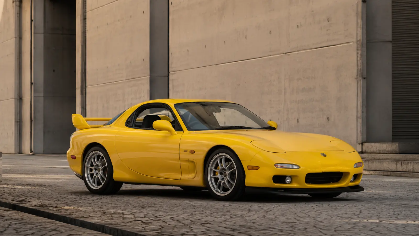 АВТО 1001144 жёлтый Mazda RX-7 на улице Токио 90-х