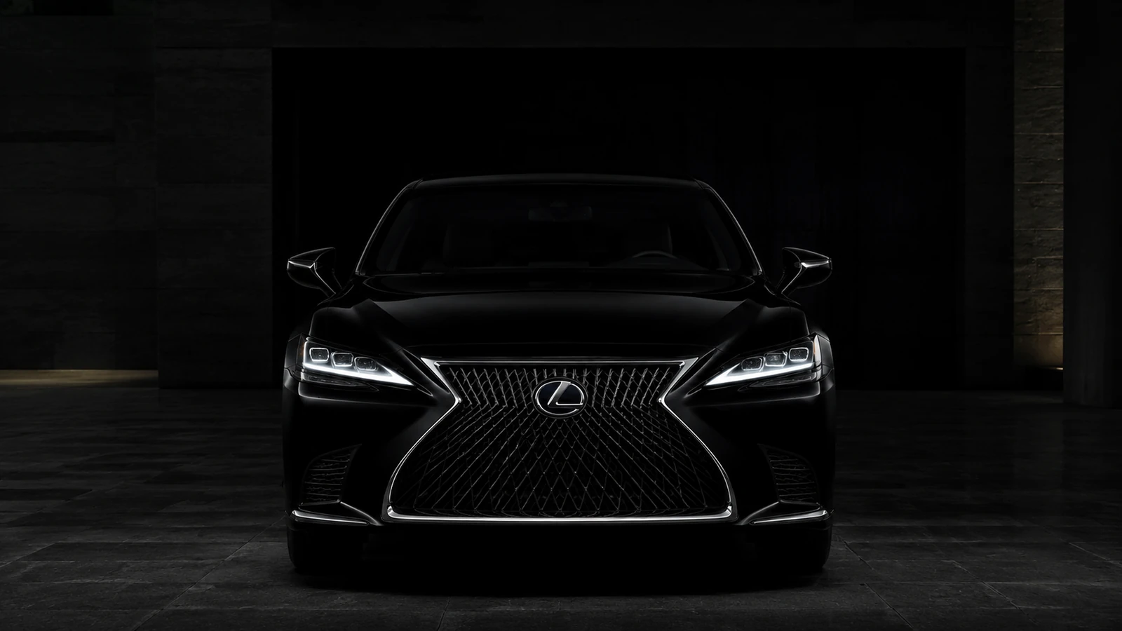 АВТО 1001278 чёрный Lexus LS в темноте с фарами