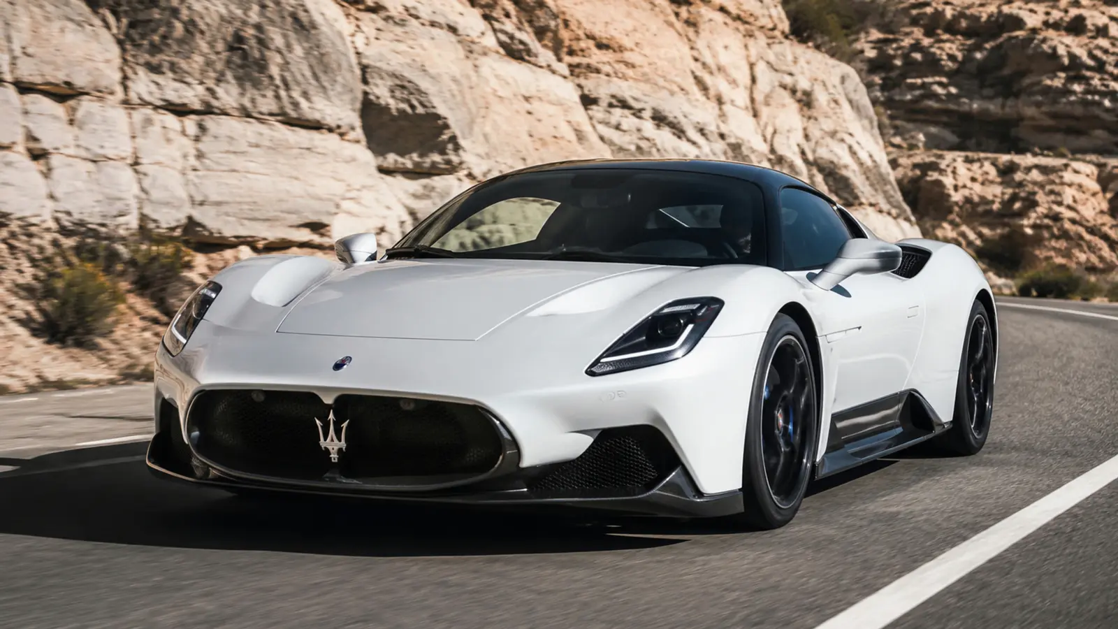 АВТО 1002917 белый Maserati MC20 крупно на сухой дороге у скал