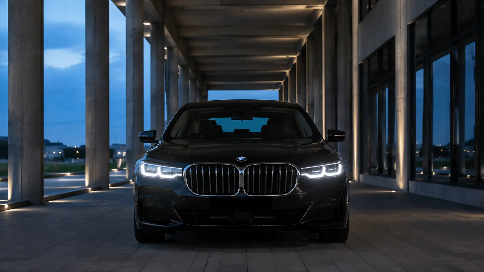 АВТО 1001707 чёрный BMW 7 под колоннадой