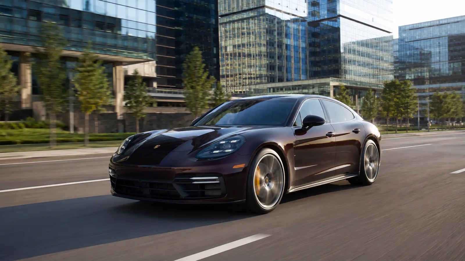 АВТО 1001646 бордовый Porsche Panamera в деловом квартале