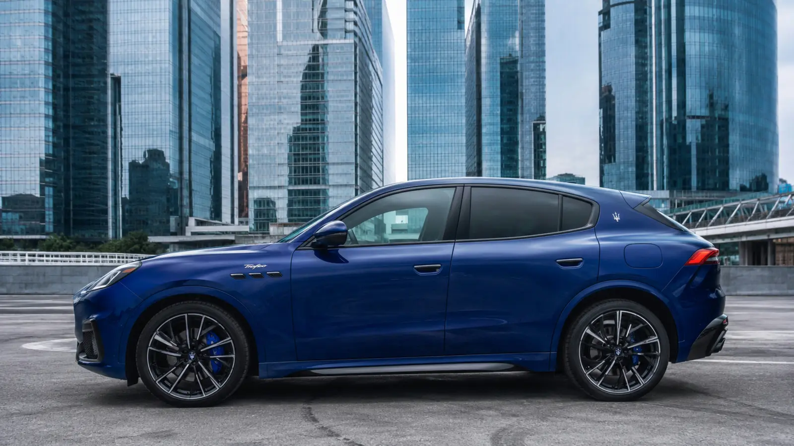 АВТО 1003037 синий Maserati Grecale Trofeo крупный боковой профиль у Москва-Сити