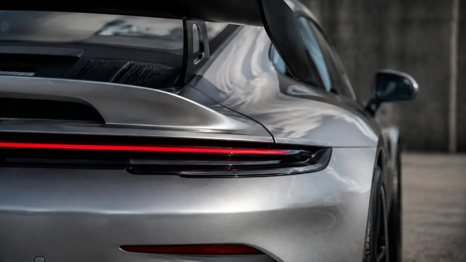 АВТО 1002696 задний фонарь и спойлер Porsche 911 GT3 крупным планом