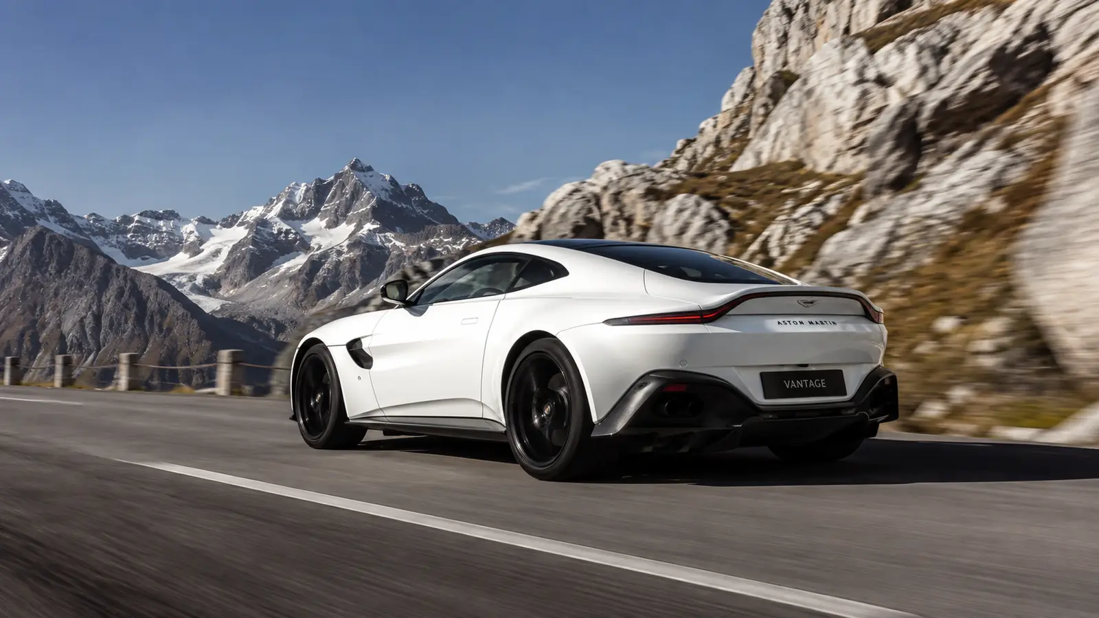 АВТО 1002243 белый Aston Martin Vantage крупно на горной дороге