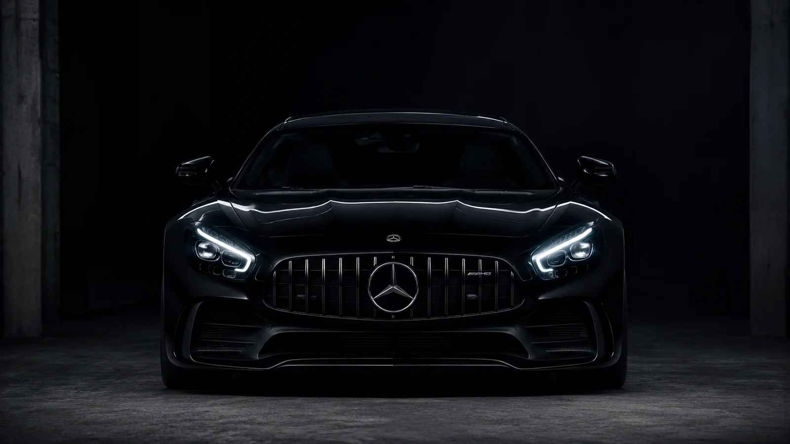 АВТО 1001231 чёрный Mercedes-AMG GT в темноте с фарами