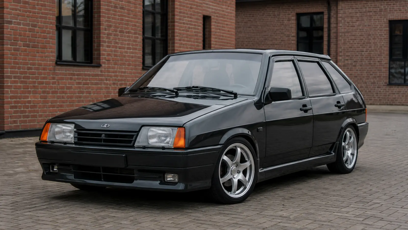 АВТО 1001744 графитовая Lada 2109 в кирпичном дворе