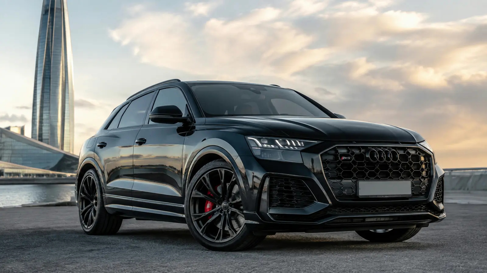 АВТО 1003042 чёрный Audi RS Q8 крупный низкий ракурс у Лахта Центра
