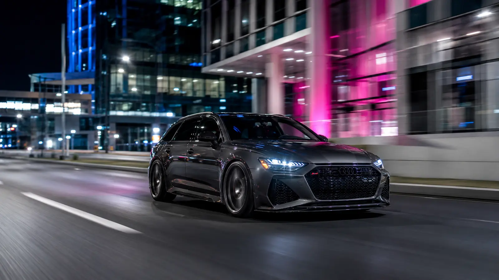 АВТО 1002079 графитовый Audi RS6 в движении по ночному городу