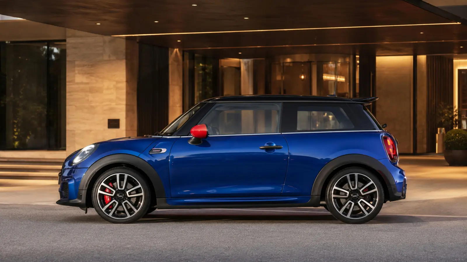 АВТО 1003227 тёмно-синий MINI John Cooper Works целиком премиальный кадр