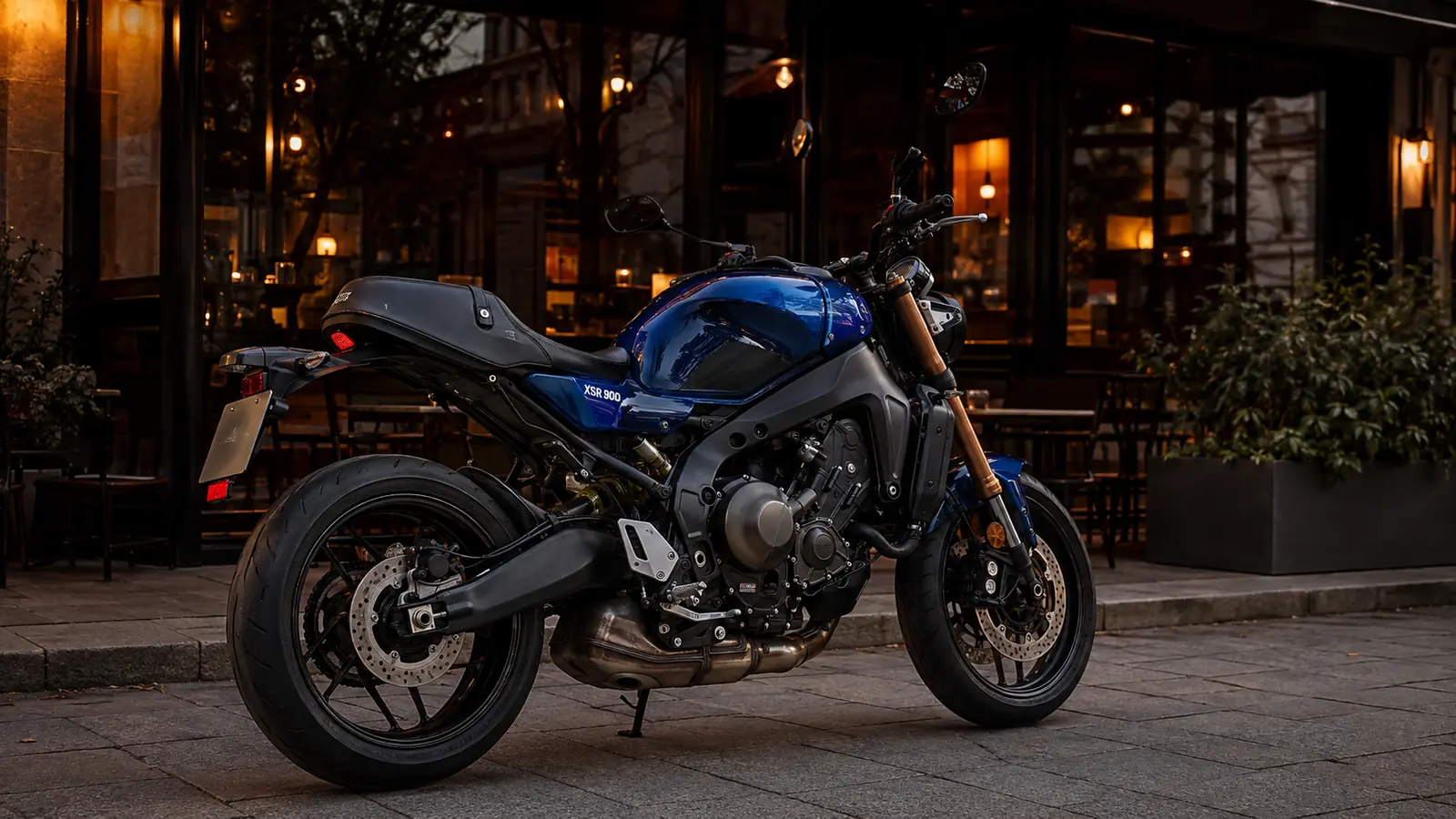 АВТО 1002465 синий Yamaha XSR900 у вечернего кафе