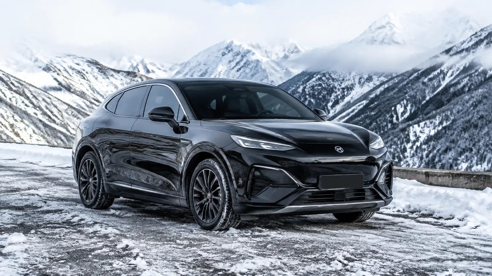 АВТО 1002687 чёрный Denza N7 крупно на перевале после снегопада